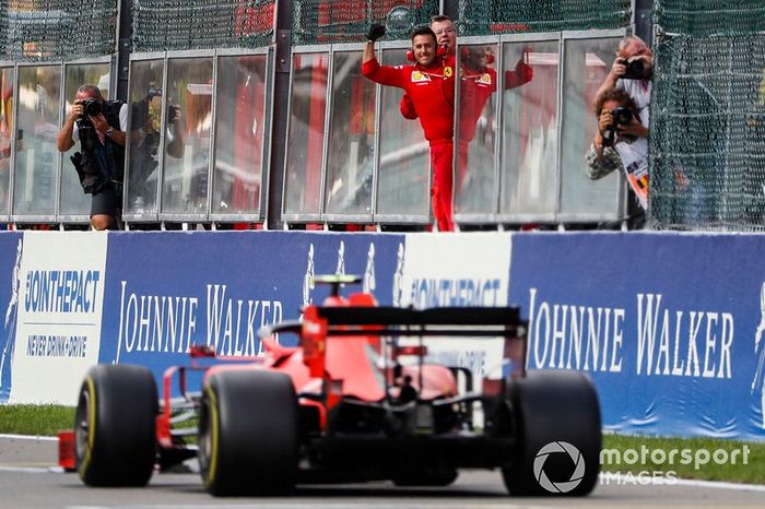 Charles Leclerc, Ferrari SF90, es felicitado por su equipo