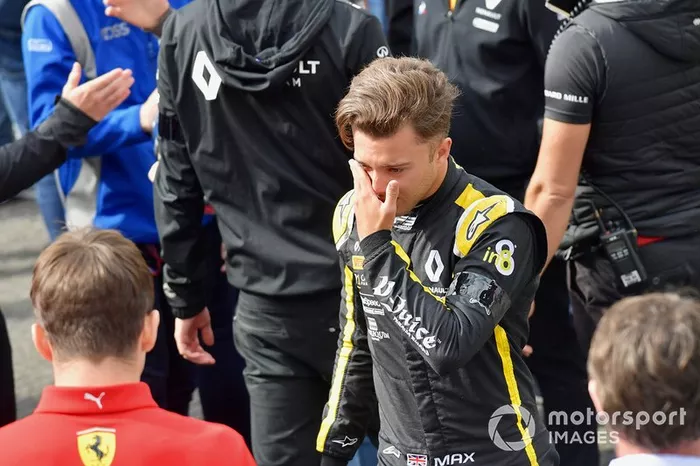 Max Fewtrell, ART Grand Prix, llora al salir de la parrilla después del acto conmemorativo de Anthoine Hubert