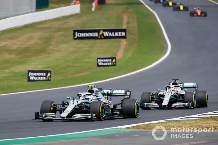 Valtteri Bottas, Mercedes AMG W10 lidera a Lewis Hamilton, Mercedes AMG F1 W10 al inicio