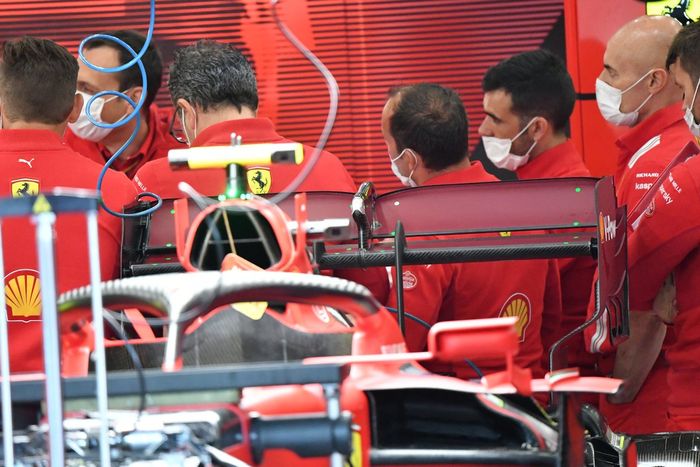 A asa traseira com baixo angulo da Ferrari com uma pequena aba Gurney presa à borda do aerofólio