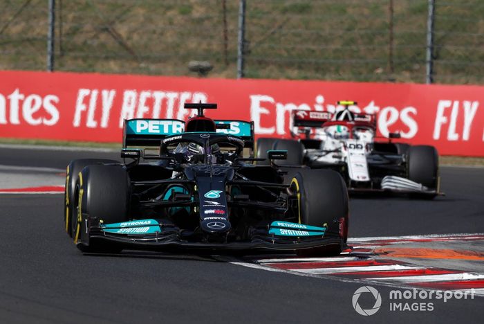 Lewis Hamilton, Mercedes W12, Antonio Giovinazzi, Alfa Romeo Racing C41