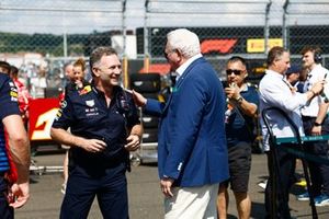 Lawrence Stroll, propietario del equipo Aston Martin F1, en la parrilla con Christian Horner, director del equipo Red Bull Racing.