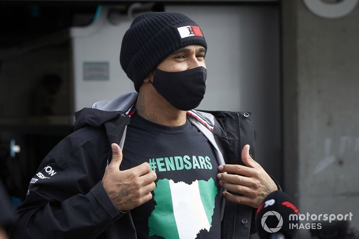 Lewis Hamilton, Mercedes-AMG F1, con una camiseta de 