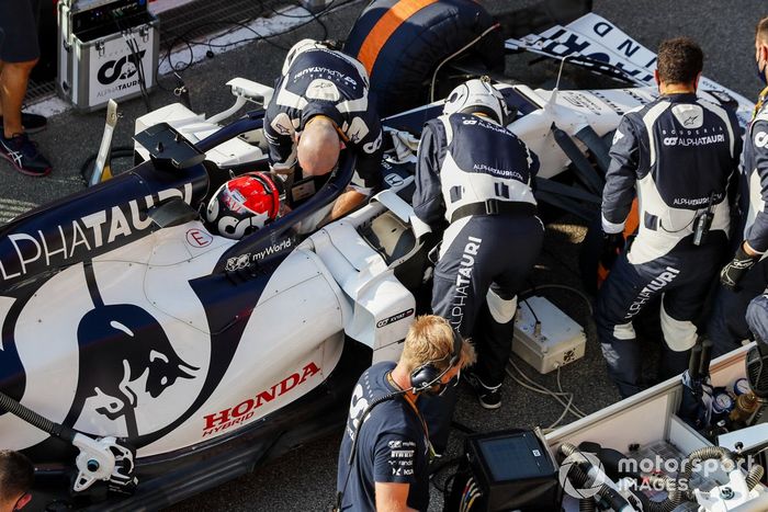 Daniil Kvyat, AlphaTauri AT01, en pit lane