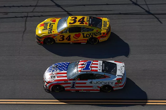 Todd Gilliland, Front Row Motorsports Ford, Ross Chastain, Trackhouse Racing Chevrolet