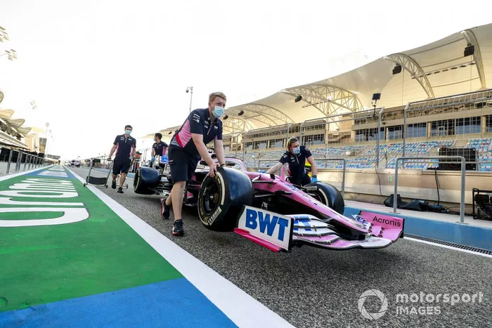 Mecánicos empujan el monoplaza de Lance Stroll de Racing Point RP20 a los pits