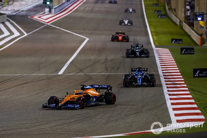 Daniel Ricciardo, McLaren MCL35M, Fernando Alonso, Alpine A521, Lance Stroll, Aston Martin AMR21