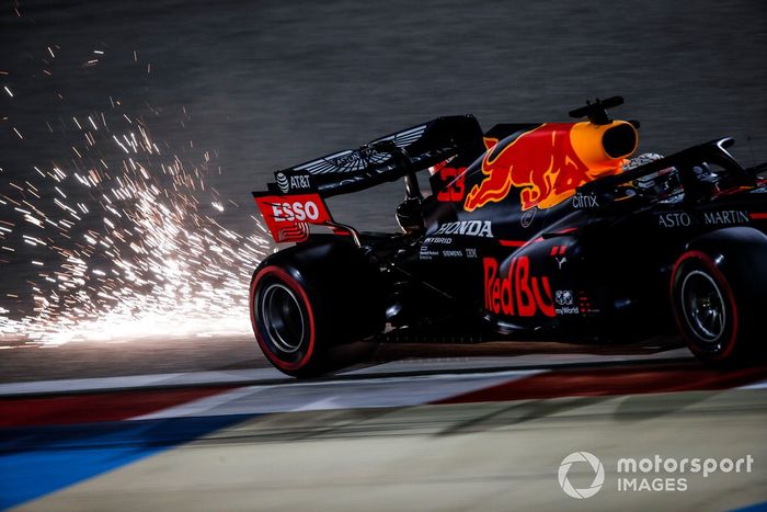Max Verstappen, Red Bull Racing RB16 sacando chispas