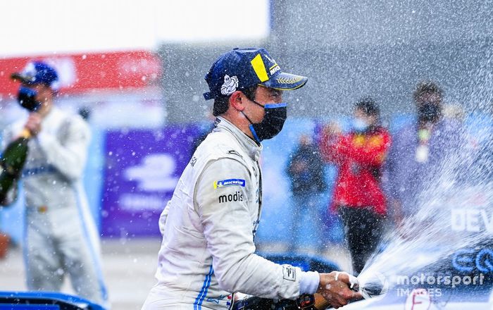 Nyck de Vries, Mercedes-Benz EQ, 1ª posición, lo celebra en el podio con champán