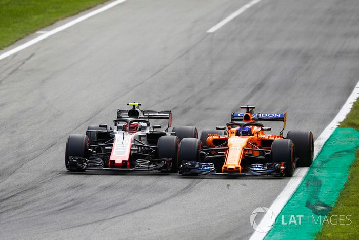 Kevin Magnussen, Haas F1 Team VF-18, y Fernando Alonso, McLaren MCL33, batallan en Monza