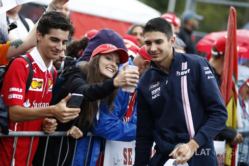 Esteban Ocon, Racing Point Force India F1 Team fans selfie