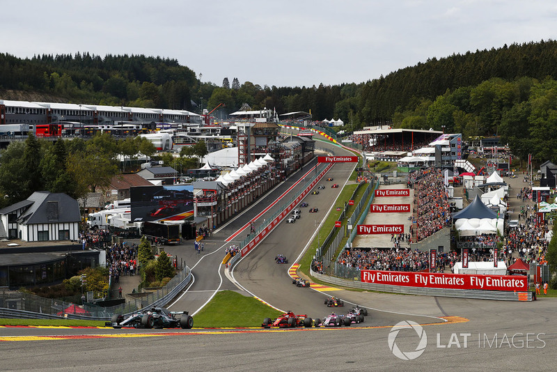 Lewis Hamilton, Mercedes AMG F1 W09, precede Sebastian Vettel, Ferrari SF71H, Esteban Ocon, Racing Point Force India VJM11, Sergio Perez, Racing Point Force India VJM11, e il resto del gruppo alla partenza