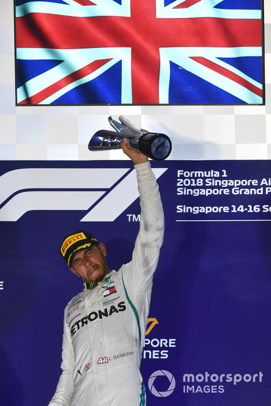 Il vincitore della gara Lewis Hamilton, Mercedes AMG F1, festeggia sul podio con il trofeo