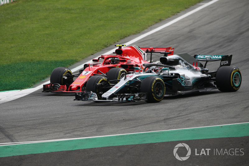 Lewis Hamilton, Mercedes AMG F1 W09 menyalip Kimi Raikkonen, Ferrari SF71H