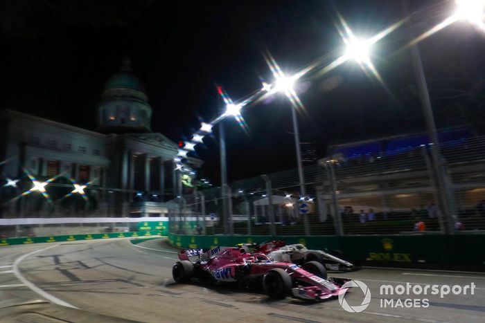 Esteban Ocon, Racing Point Force India VJM11, pasa a Marcus Ericsson, Sauber C37