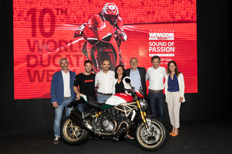 Foto di gruppo con Claudio Domenicali, AD Ducati Motor Holding, Andrea Dovizioso e il Monster 1200 25° Anniversario