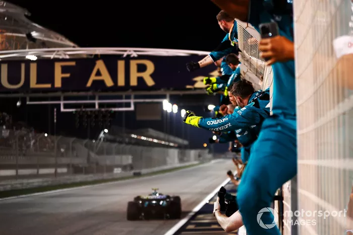 Fernando Alonso, Aston Martin AMR23, cruza la línea de meta en 3ª posición