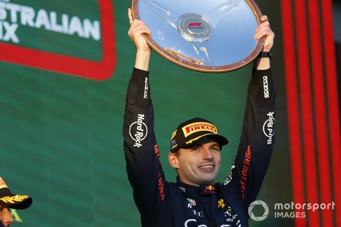 Max Verstappen, Red Bull Racing, 1ª posición, levanta el trofeo de ganador