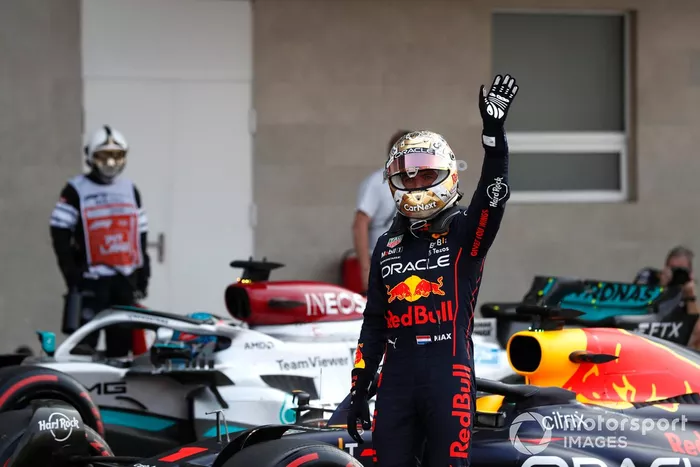 Ganado de la pole, Max Verstappen, de Red Bull Racing, celebra en el Parc Ferme