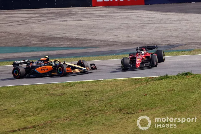 El contacto entre Lando Norris, McLaren MCL36, y Charles Leclerc, Ferrari F1-75, resulta en un trompo