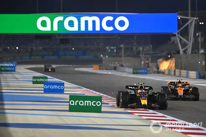 Sergio Pérez, Red Bull Racing RB19, Lando Norris, McLaren MCL60