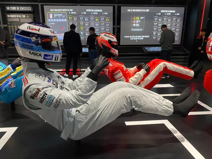 Bij F1 Exposition worden de zitposities uit F1-historie vergeleken