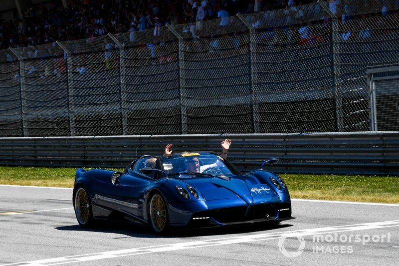 El desfile de F1 Legends Supercar con ex pilotos de F1 y Jos Verstappen