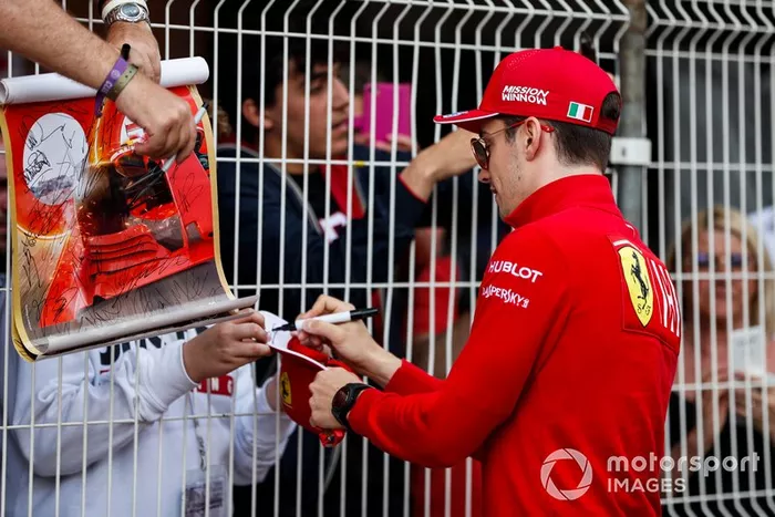 Charles Leclerc, Ferrari, firma un autografo a un tifoso