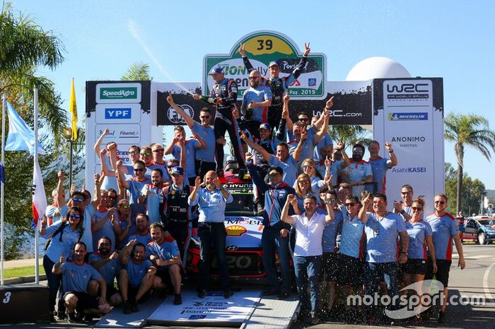Thierry Neuville, Nicolas Gilsoul, Hyundai Motorsport Hyundai i20 Coupe WRC celebra