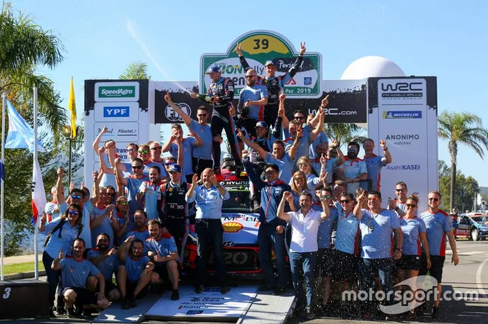 Thierry Neuville, Nicolas Gilsoul, Hyundai Motorsport Hyundai i20 Coupe WRC celebra