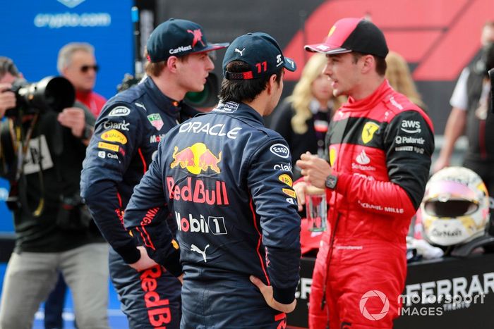 Sergio Pérez, Red Bull Racing, 3ª posición, Max Verstappen, Red Bull Racing, 1ª posición, Charles Leclerc, Ferrari, 2ª posición, charla en Parc Ferme