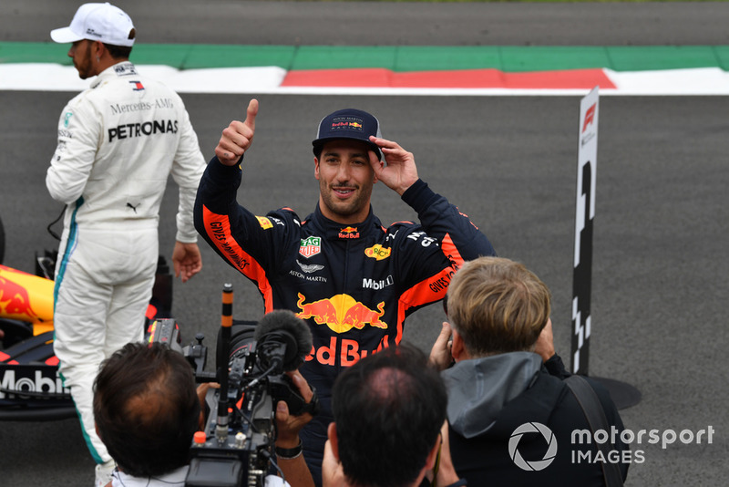Le poleman Daniel Ricciardo, Red Bull Racing fête la pole position