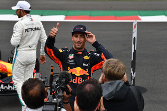 Il poleman Daniel Ricciardo, Red Bull Racing, festeggia nel parco chiuso