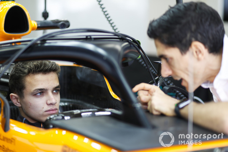 Lando Norris, McLaren, nell'abitacolo, parla con i colleghi