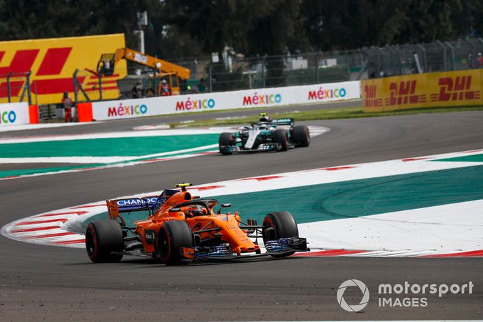 Stoffel Vandoorne, McLaren MCL33 y Valtteri Bottas, Mercedes AMG F1 W09 EQ Power+ 