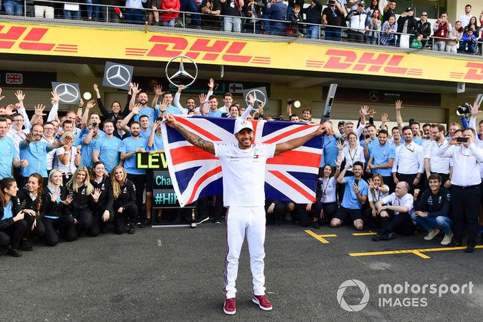 Lewis Hamilton, Mercedes AMG F1 celebra con el equipo