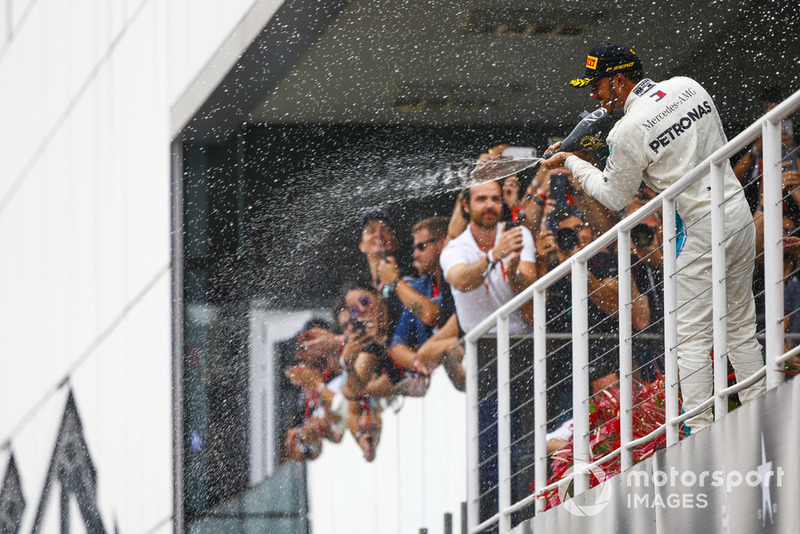 Lewis Hamilton, Mercedes AMG F1, festeggia la vittoria sul podio, spruzzando lo champagne
