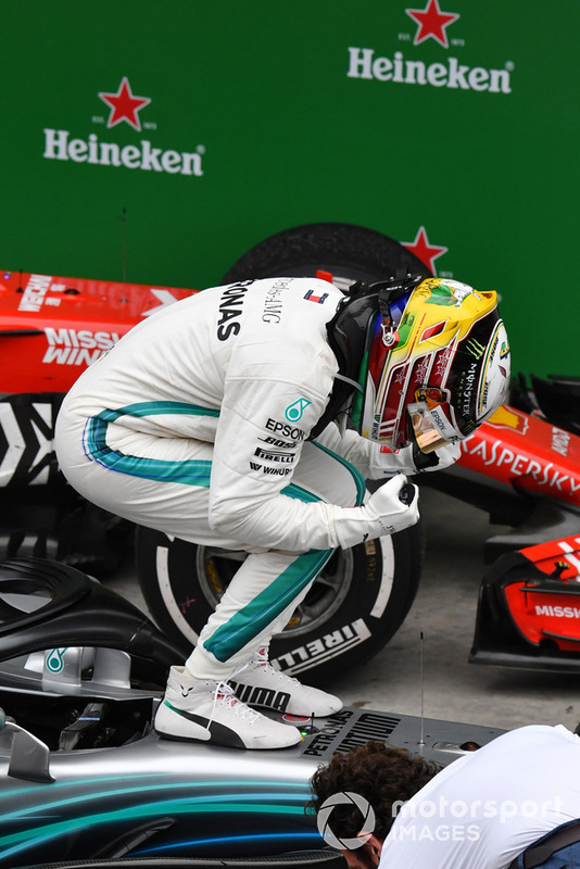 Il vincitore della gara Lewis Hamilton, Mercedes-AMG F1 W09 EQ Power+, festeggia nel parco chiuso