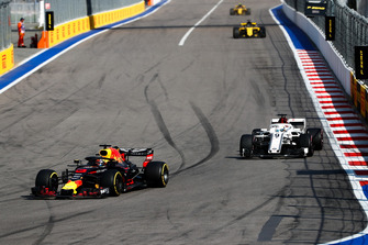 Daniel Ricciardo, Red Bull Racing RB14, voor Marcus Ericsson, Sauber C37