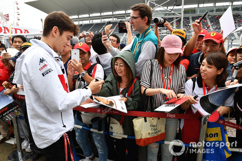Charles Leclerc, Sauber signs autographs for the fans