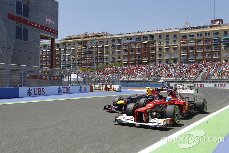 Fernando Alonso, Ferrari F2012, resiste a Mark Webber, Red Bull RB8 Renault