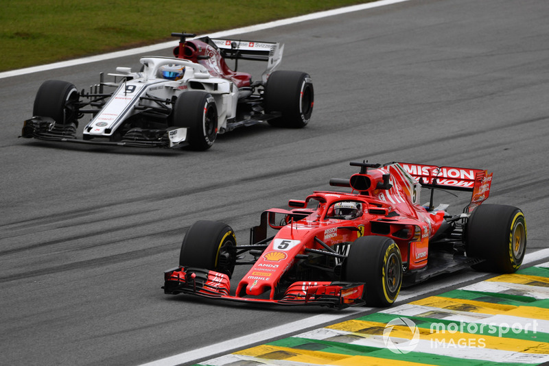 Sebastian Vettel, Ferrari SF71H e Marcus Ericsson, Sauber C37
