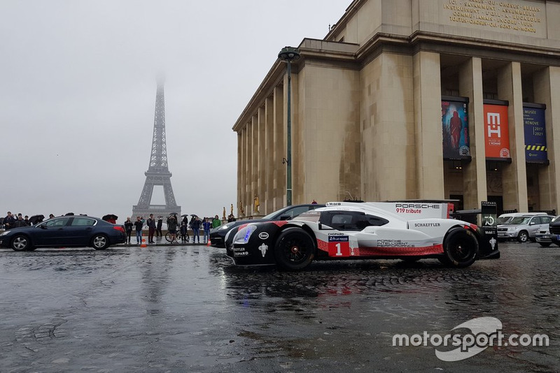 Porsche 919 in the street of Paris