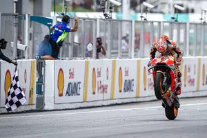Marc Marquez, Repsol Honda Team, franchit la ligne d'arrivée