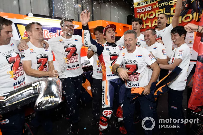 Il campione Marc Marquez, Repsol Honda Team, festeggia con il suo team