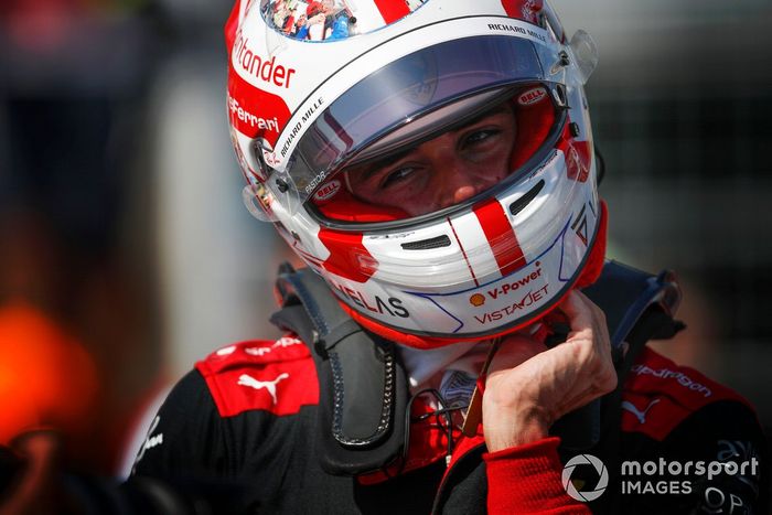 Ganador de la pole, Charles Leclerc, de Ferrari, llega a la parrilla