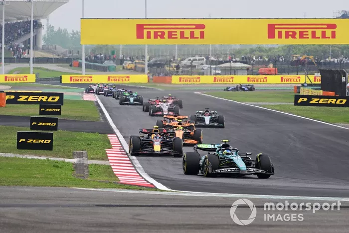 Fernando Alonso, Aston Martin AMR24 Sergio Pérez, Red Bull Racing RB20 