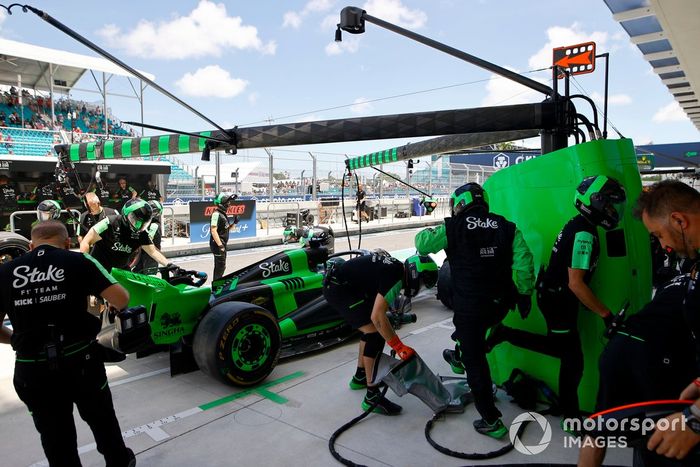 Valtteri Bottas, Stake F1 Team Kick Sauber C44, en boxes 