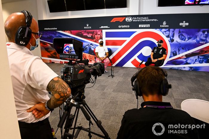 Un camarógrafo filma a Lewis Hamilton, Mercedes AMG F1 y Valtteri Bottas, Mercedes AMG F1 en la conferencia de prensa 