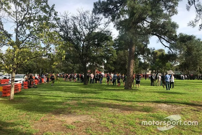 Filas de fans fuera de la puerta 10 